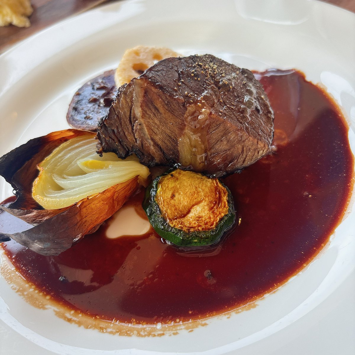 OL_meshi's tweet photo. 【茅場町】カステリーナ
プリフィックスコース  2,860円
牛頬肉の赤ワイン煮込み（+500円）
パスタとメインが付いた豪華ランチ！
牛頬はホロホロでした🥺❤️
パンを残しておいてソースをつけて食べます。勿論🥖サラダに大きな生ハムが2枚ものっていてこれがまた美味🤤お昼からみなさん飲まれてました🍷 https://t.co/XESiw5fQGb