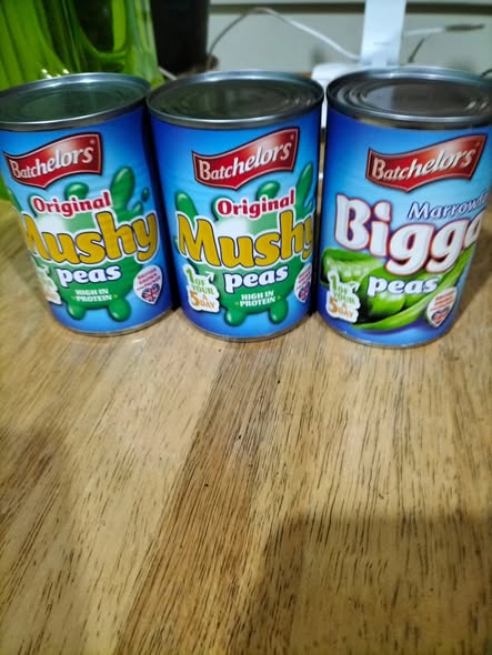 ChrisCsd1's tweet image. #Peas #Foodies Glad we can get mushy &amp;amp; marrowfat peas here &amp;amp; so are Oreo (left) &amp;amp; Caramel. A yummy meal prepared by my wife. Mushy peas, grilled tomatoes, tofu &amp;amp; vegan ham slices. A tasty dessert, of two varieties of mango &amp;amp; riceberry.