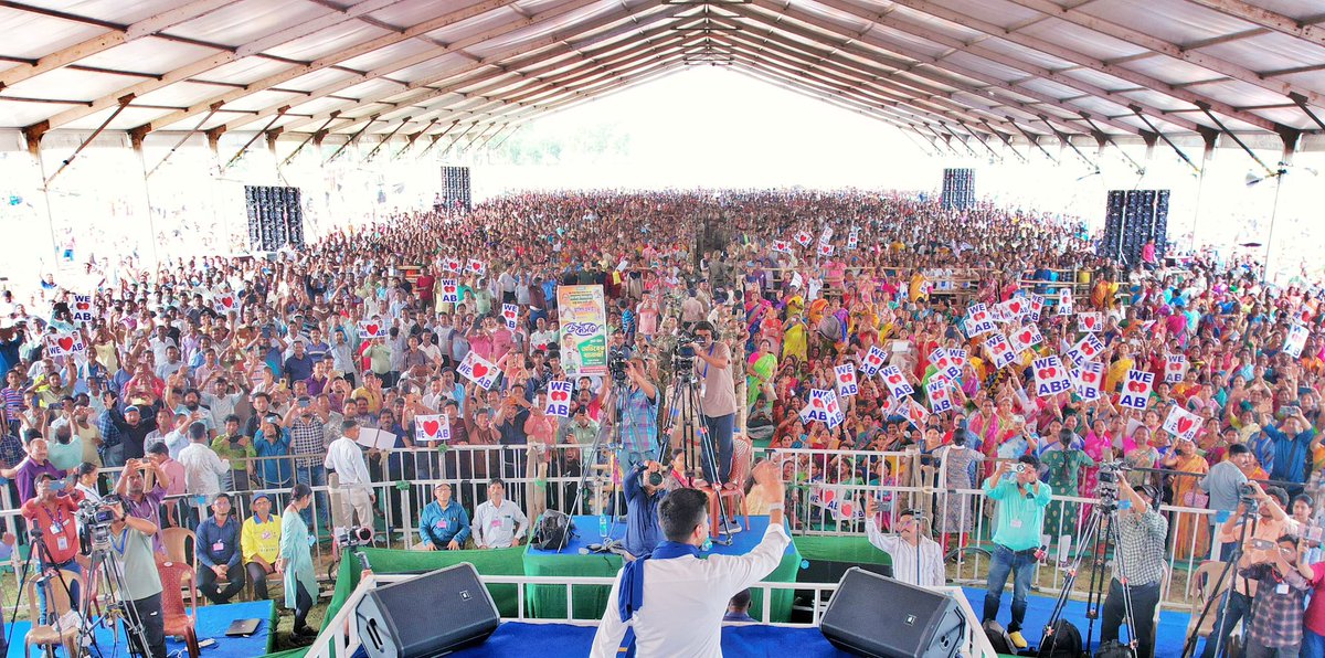 AITCofficial's tweet photo. From the skies, the message is unmistakable.
In Daspur, a sea of people gathers, united in hope, united in belief, standing firmly with Shri @abhishekaitc.
This crowd is a collective voice, rising to stand againt the Bangla Birodhi BJP.

Jotoi Koro Hamla
#AbarJitbeBangla https://t.co/8s39jGXfEz