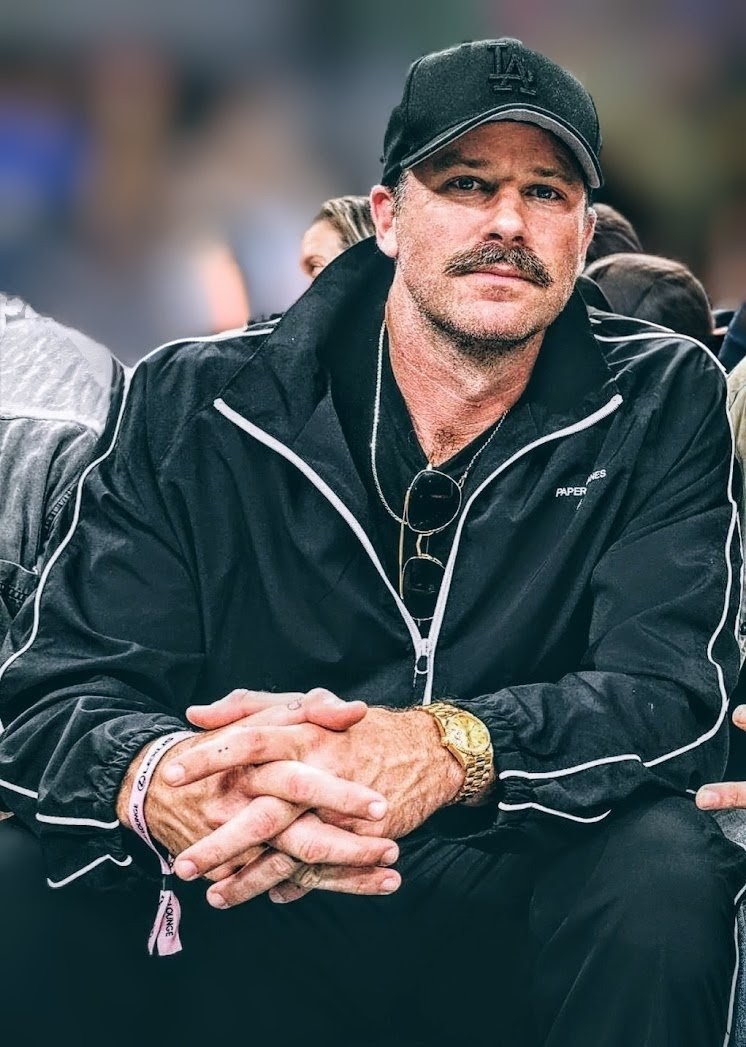 Armie's definitely killing the look, while serving ‘I didn’t choose the moustache, it chose me.' 🤭🔥
#ArmieHammer