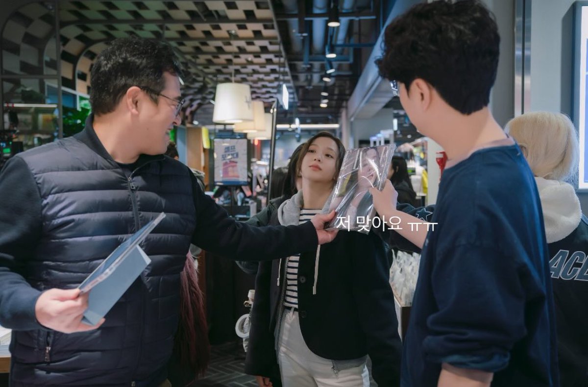 เมื่อคุณเป็นนางเอกที่บังเอิญเป็นนักร้องดังและโกลบอลแอมบาสเดอร์ตัวท็อปด้วย เวลาเข้าฉากบางโลเคชั่นก็เลยหนีไม่พ้นมีของที่ตัวเองขาย  555555555555555