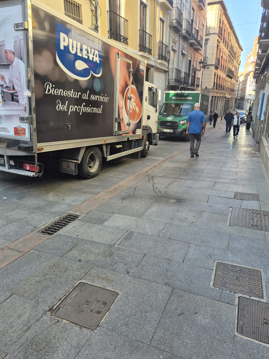 LaNocheenBlanc1's tweet photo. La invasión de la carga y descarga, mira que han ampliado la zona de carga y descarga pero ellos a hacer lo que les da la gana. Una retirada de la tarjeta de carga y descarga y listo. Si eso lo hace el ciudadano... Y si no enseguida amenazan con la huelga...@PoliciaGr https://t.co/B5G8t8MCoH