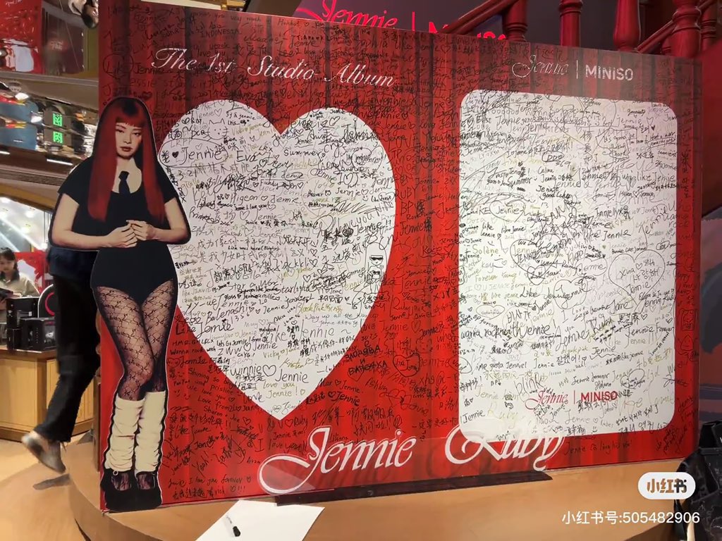 เอ็นดูความพื้นที่บนบอร์ดเขียนเต็มจนจะล้นไปเพดานละ แต่ไม่ยอมเขียนทับตัวเจนนี่