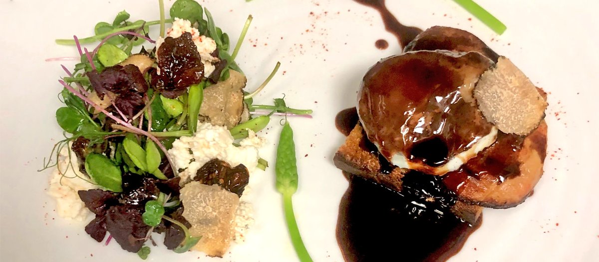 MyBeauDes's tweet image. Bonjour à tous mes amis français et francophones. 
Voici un délice de la cuisine française: 
les œufs en Meurettes et ...
Oui, bais, oui... Au Foie Gras. 😋😋😋😋

A savourer avec un bon ver de Pinot Noir. 
MY FAVORITE. Will you join? 
#mbdtravel #cuisine @Parisianaes1
