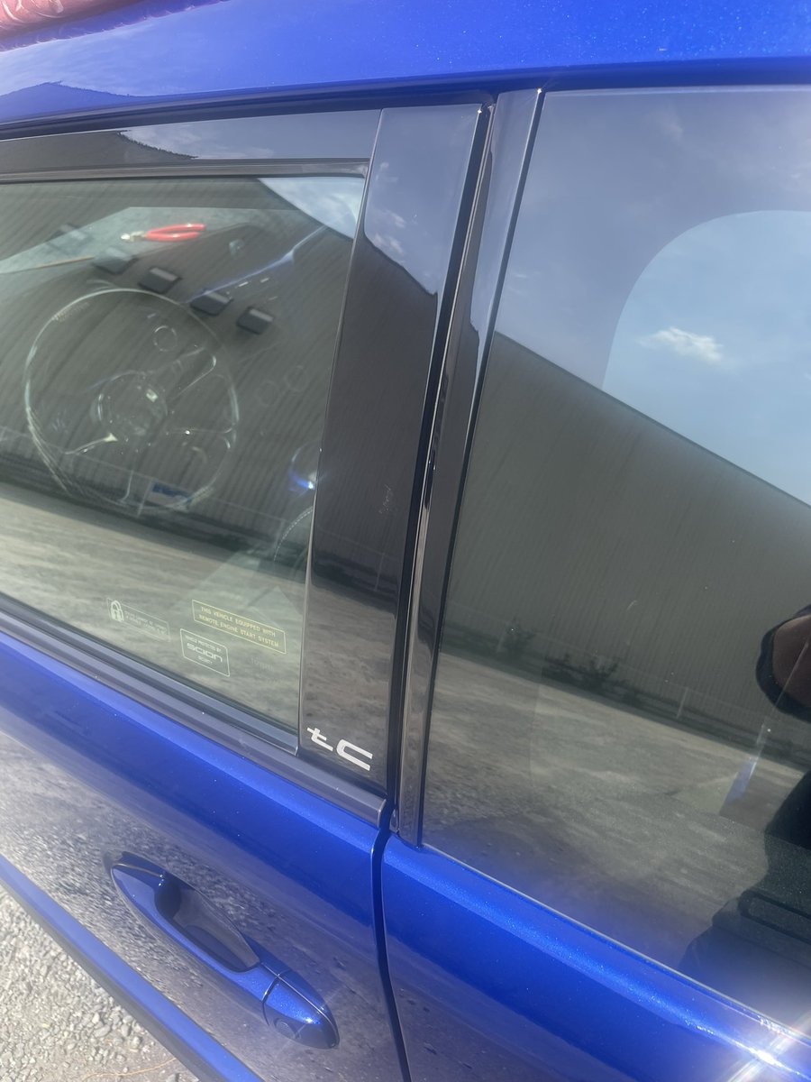 scion501's tweet image. Bピラー 完成
純正シボ取り→黒塗装→クリア→ピンストでロゴ追加（ミスターG）→再度クリアと、手間と工数をめちゃかかってようやく。

たった一つの部品だけど、カスタムは細かい拘りの積み重ねかと…誰も気づかないですが😂

#sciontc
#サイオンtc