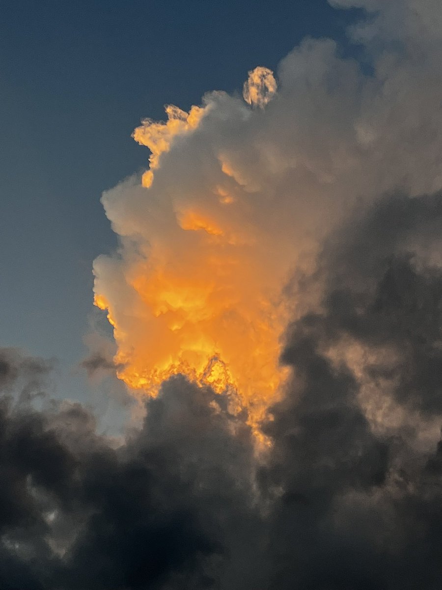 BegglesDenise's tweet image. Beautiful firey sunset #clouds followed by a flash of lightning and thunder. #MelbourneWeather #Autumn