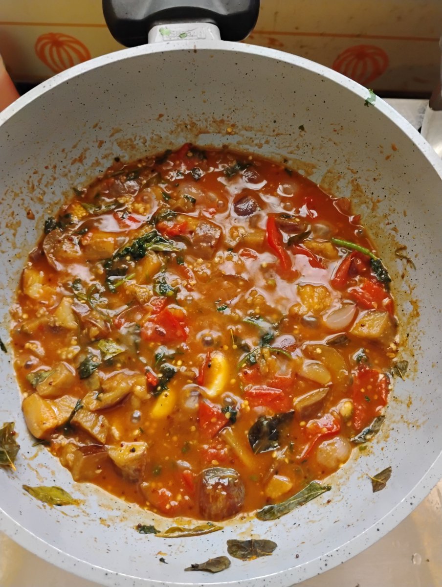 vincimax's tweet photo. #MeshuCooks
My version of Chidambaram Gotsu as shown by Chef Dheena. Have added garlic and generous green coriander and curry leaves. Stored in a clean bottle will stay fresh for 5 days. https://t.co/Mau0hEtVpG