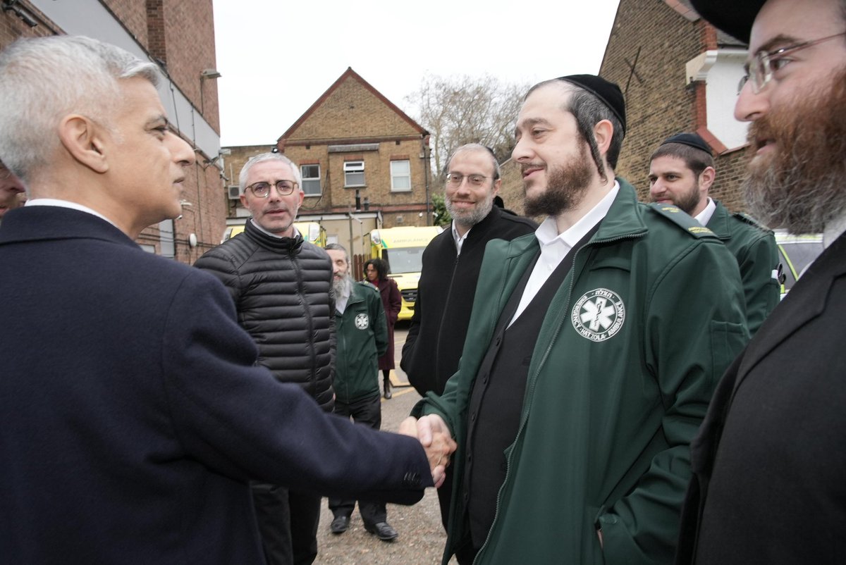 metecoban92's tweet photo. For decades, Hatzola has provided a vital, life-saving service to Londoners.

I was in Stamford Hill yesterday with @SadiqKhan, @CaroWoodley and @PerayAhmet to stand with their volunteers.

There can be no place for antisemitism in our city — we stand with our Jewish communities. https://t.co/Z5If9yqQul