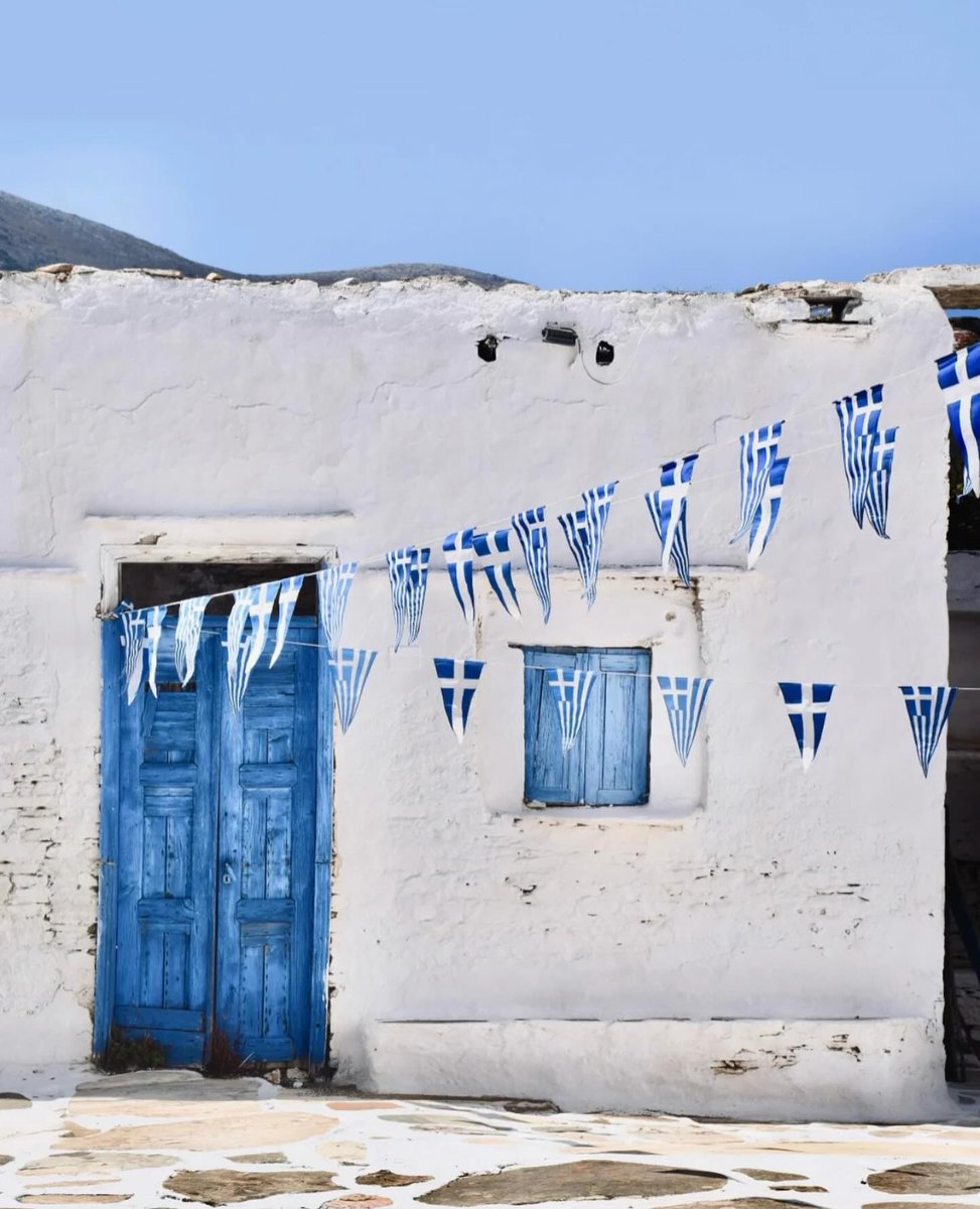 GreekPictures's tweet image. Between whitewashed walls and fluttering flags, the Aegean breeze whispers stories of freedom, as #Greece remembers its soul. 🇬🇷  #IndependenceDay 
📷 houseofnatalia