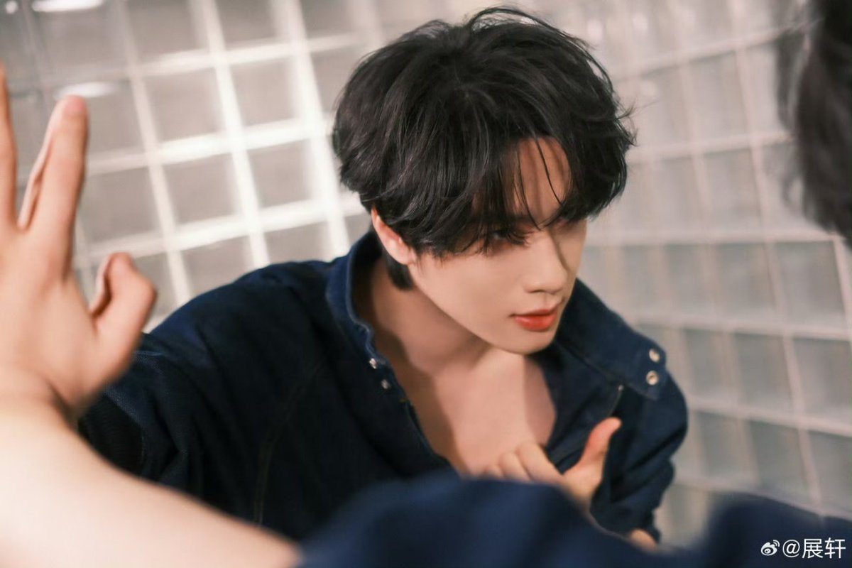 minwonnwoo's tweet image. ZhanXuan weibo update and replies!

"Spend the Spring days, basking in soothing light. #HelloSpring#"

SO SO SO HANDSOMEEEEEE! 😍

#ZhanXuan #展轩