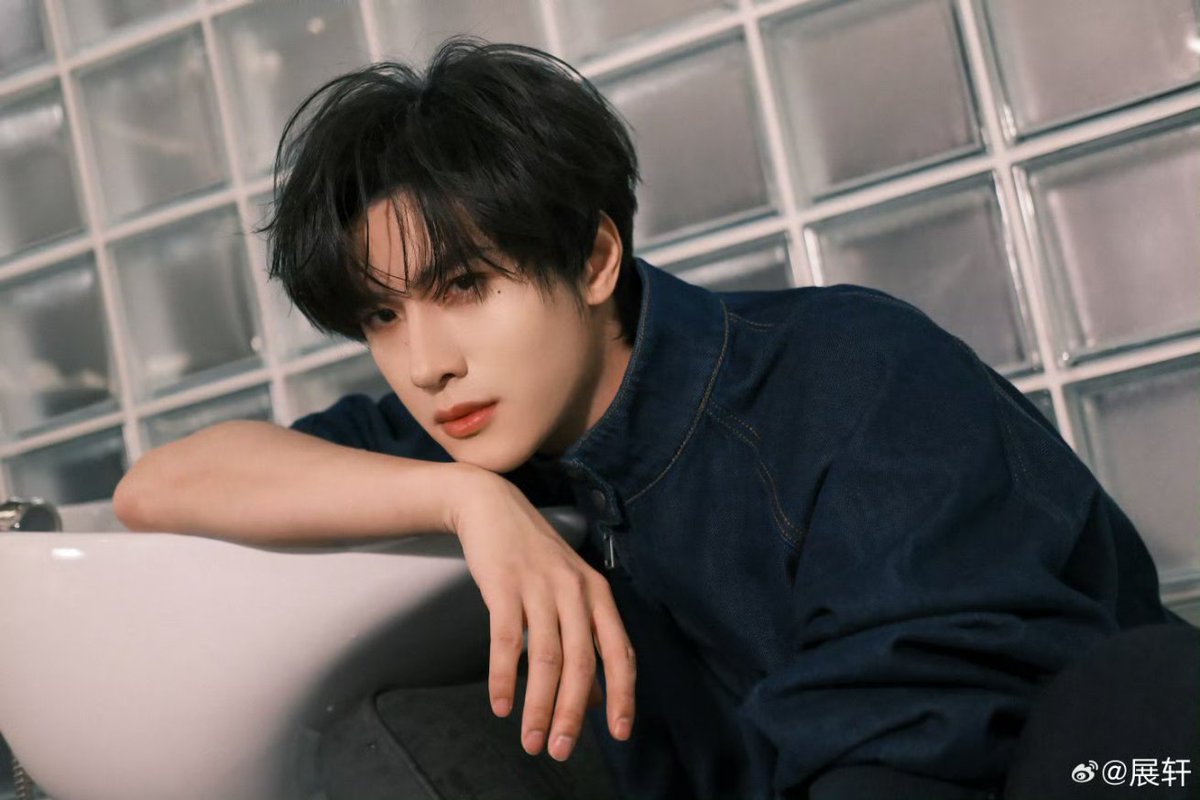 minwonnwoo's tweet image. ZhanXuan weibo update and replies!

"Spend the Spring days, basking in soothing light. #HelloSpring#"

SO SO SO HANDSOMEEEEEE! 😍

#ZhanXuan #展轩