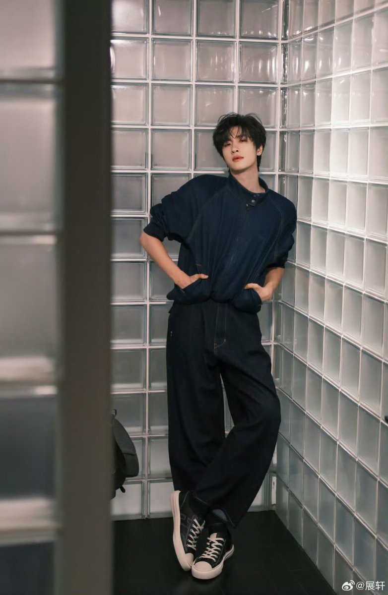 minwonnwoo's tweet image. ZhanXuan weibo update and replies!

"Spend the Spring days, basking in soothing light. #HelloSpring#"

SO SO SO HANDSOMEEEEEE! 😍

#ZhanXuan #展轩