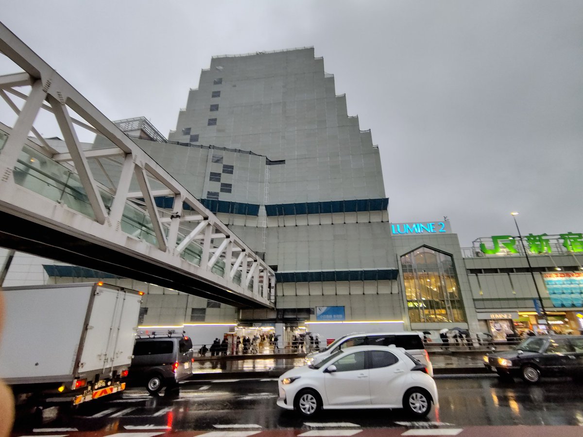 今日の新宿駅

かなり巨大なクレーンが組み立ってました。ミヤコ新宿ビルの解体が本格的に始まる感じでしょうかね。

#新宿
#再開発