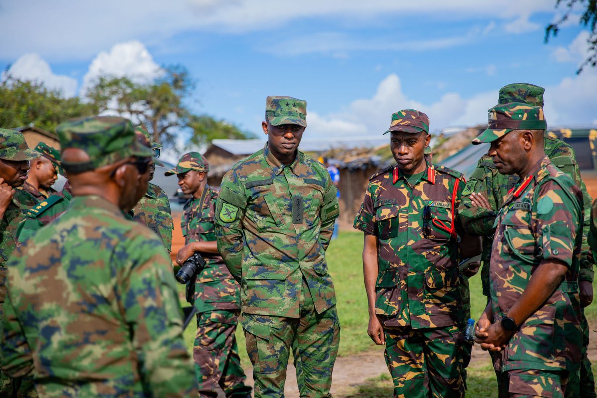 AlineMukiza's tweet photo. Abayobozi b’Ingabo z'U Rwanda #RDF n’iza Tanzania #TPDF bahuriye mu Karere ka Karagwe mu nama y’iminsi itatu,igamije gukemura ibibazo by’umutekano byo ku mipaka no gukomeza kunoza ubufatanye hagati y’ibihugu byombi.

#amakuru #trendings #umucyo radio https://t.co/Gc5YWYDjSj