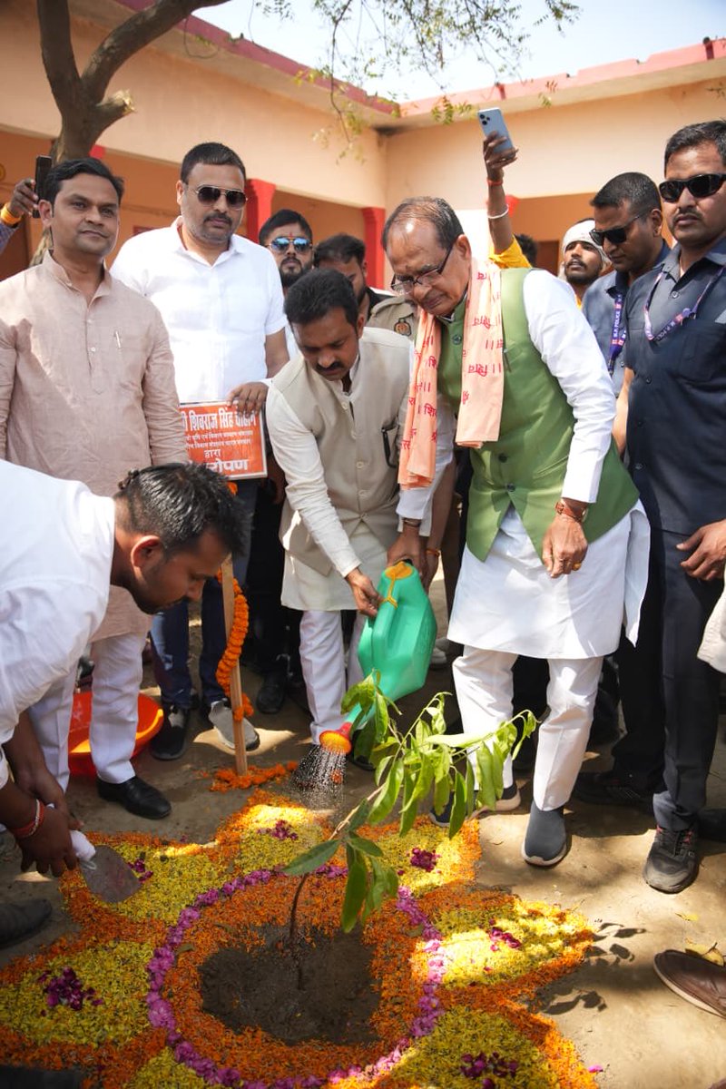 ChouhanShivraj's tweet photo. भगवान गोरखनाथ जी की पुण्य भूमि गोरखपुर स्थित डॉ. भीमराव अम्बेडकर बालिका इंटर कॉलेज में ग्रामीण विकास मंत्रालय के मेरे सहयोगी श्री @kamleshpassi67 जी के साथ पौधरोपण किया।

आप भी पौधे लगाइये और धरा को समृद्ध कीजिये। पौधरोपण की इस मुहिम से जुड़ने के लिए लिंक पर क्लिक करें
 https://t.co/IbniIc0XPd

#OnePlantADay