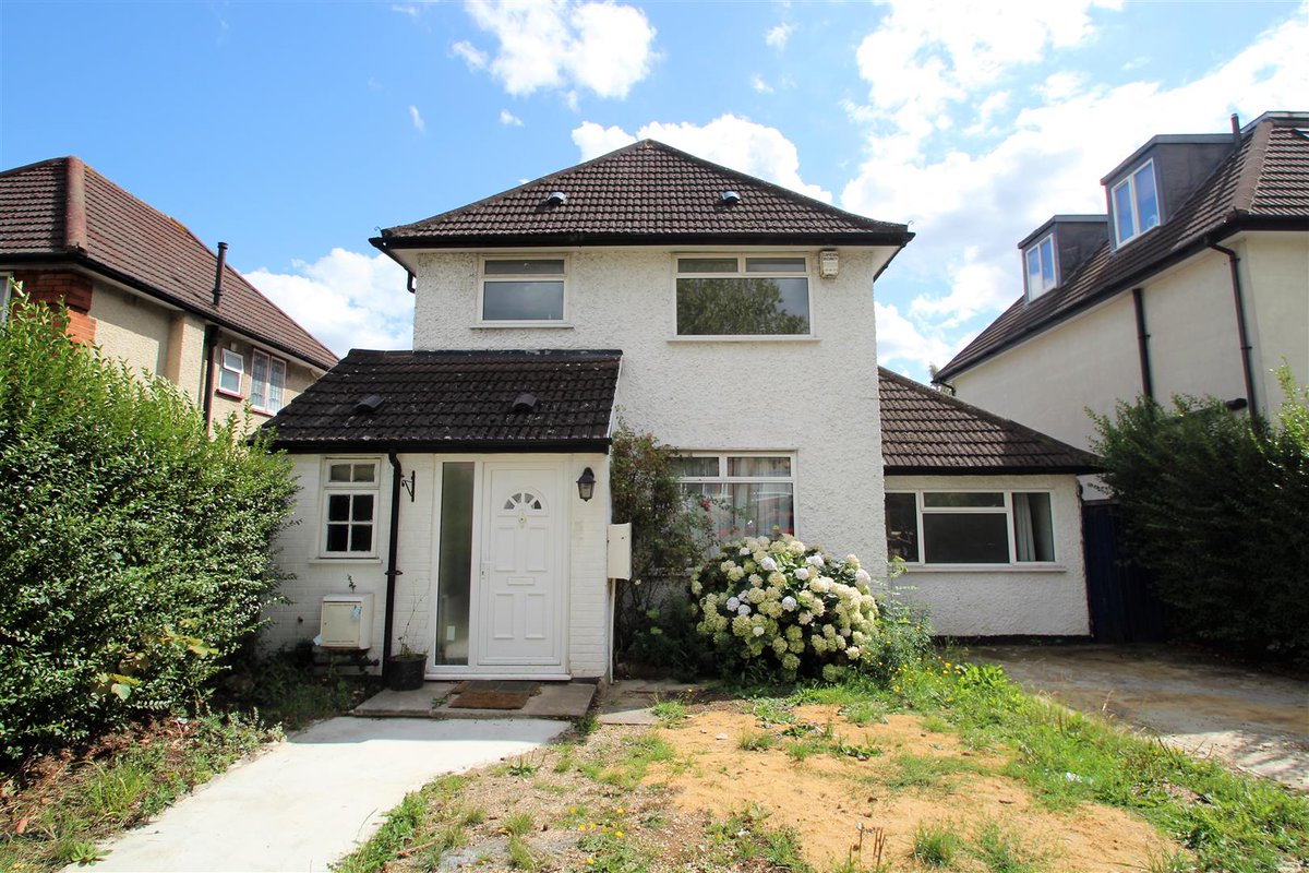 🔥 NEW INSTRUCTION – Hale Lane, Mill Hill, NW7 – £875,000 🔥

A rare opportunity to acquire this unmodernised three bedroom detached family home, ideally positioned just moments from Mill Hill Broadway.

Offered for sale with no upper chain