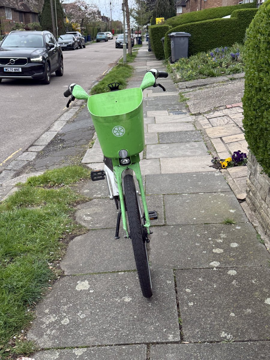 MarkBerelowitz's tweet photo. @_LimeAID perfectly placed to endanger the public Brim Hill London n2 this morning https://t.co/0z7DfQqQZU