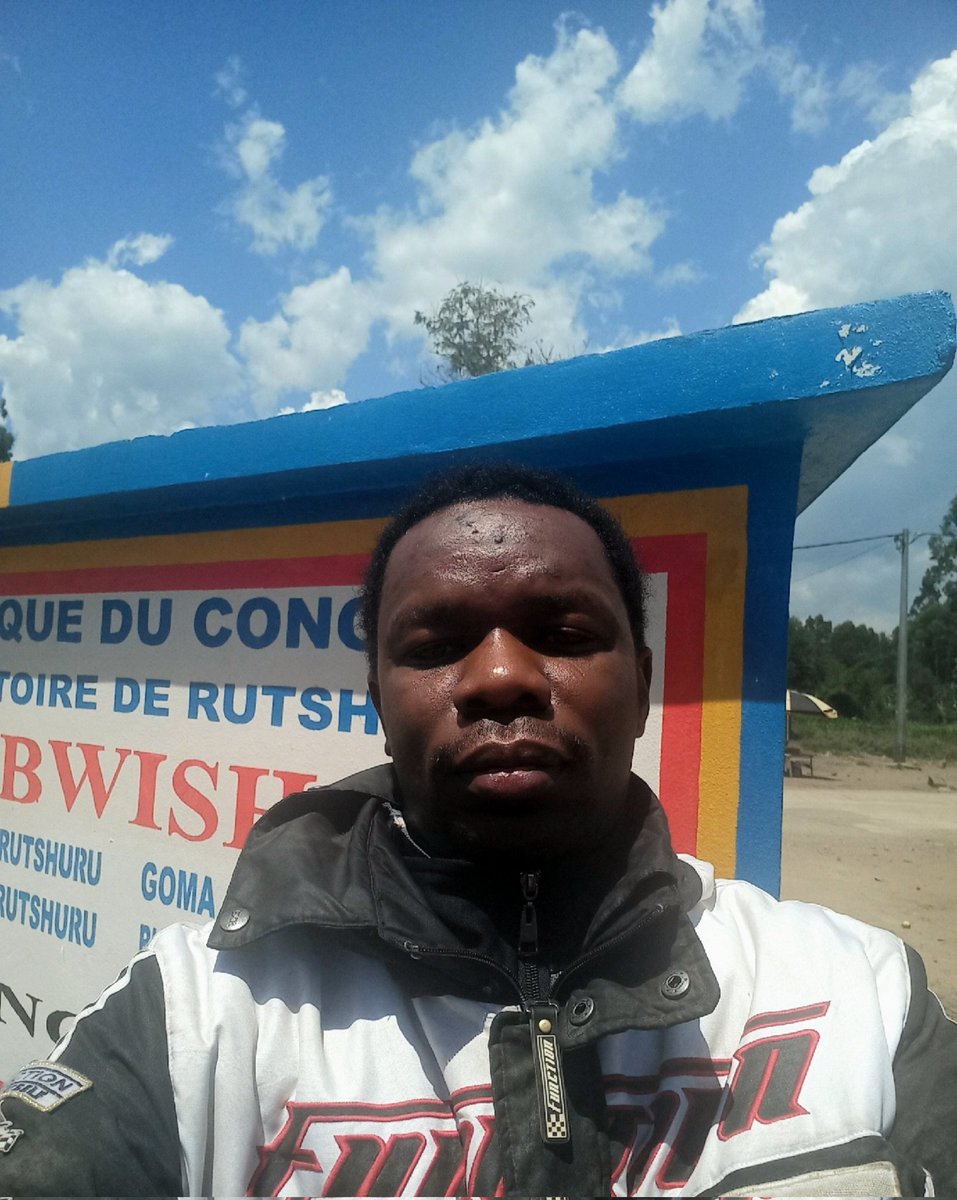 MuyisaChrist07's tweet photo. Ici, c'est #Burayi, un village situé dans la chefferie de #Bwisha, territoire de #Rutshuru, province du Nord-Kivu, #RDCongo🇨🇩
Il trouve à l'intersection d'axes routiers majeurs, l'un sur la route menant vers #Bunagana à la frontière ougandaise et l'autre à proximité de la cité de #Kiwanja.
C'est également un point de passage vital pour le commerce et l'acheminement de l'aide humanitaire vers le Nord-Est du territoire sur la Route Nationale 2 (RN2).
Dans mes échanges avec les jeunes de cette partie du pays, où j'étais dans le cadre des projets d'agriculture, le contexte Sécuritaire et Humanitaire reste marqué par une instabilité chronique liée au conflit armé dans l'Est de la RDC notamment des rébellions dont la principale est l'AFC/M23 et, à côté plusieurs groupes armés locaux.
Le territoire de Rutshuru est reconnu étant le grenier agricole de la République Démocratique du Congo, il regorge plusieurs intellectuels(Professeurs), universitaires et acteurs politiques majeurs ainsi que d'opérateurs économiques, paradoxalement il est le théâtre d'affrontements récurrents entre les forces gouvernementales (@FARDC_Info), les milices locales (#Wazalendo) et le mouvement rebelle M23/AFC qui occupe et exploite ce territoire depuis maintenant 4ans.
Les jeunes m'avaient dit que les plus grands obstacles du développement de ce territoire sont :
1. Manque de la sécurité,
2. Manque des routes,
3. Manque d'encadrement des jeunes dans la formation métiers,
4. Pas d'industries de transformation à part certaines qui ne produisaient que les boissons fortement alcoolisées.
N.B : Plusieurs communes rurales sont électrifiées dans le territoire de Rutshuru avec les barrages de #Mondo_Augusto et de #Matebe I et II plus que dans certaines autres villes et chef-lieux de la #RDC.