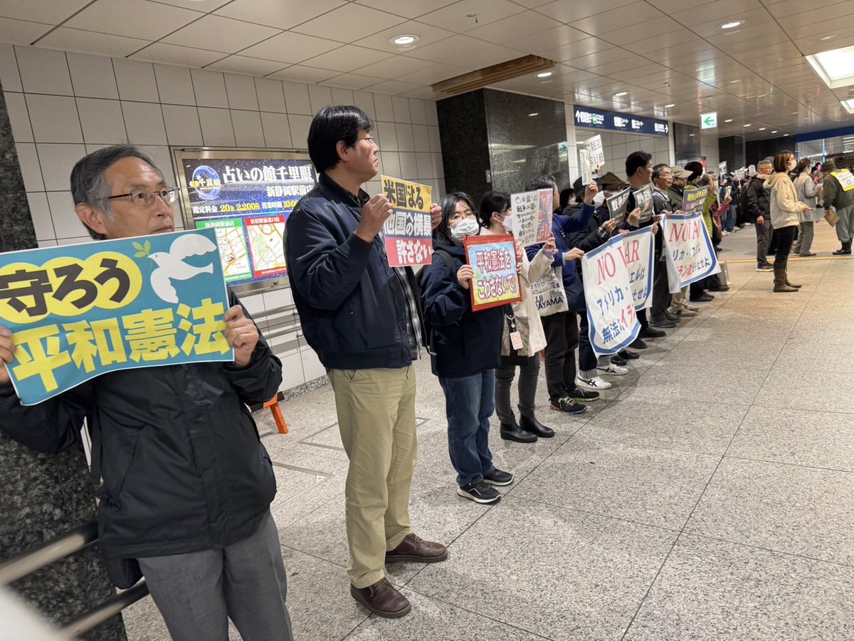 uenoriki's tweet photo. 静岡駅地下での
平和憲法を守るための緊急アクションは
100名以上の参加だそうです。
#平和憲法を守る緊急アクション
#平和憲法
#戦争反対 https://t.co/qUlzatH7pz
