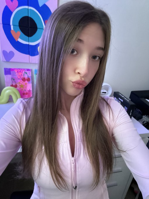 LauraCarter345's tweet photo. Bonjour sa va !?? Que je passe en dm pour une surprise matinale !? Si oui lâche un rt et un like si tu veux une surprise 

Aussi lâchez vos snaps dans les coms ❤️ https://t.co/um7cuM1D3Y