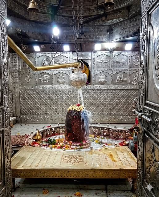 🙏 श्री महाकालेश्वर ज्योतिर्लिंग के दिव्य दर्शन 🙏

मध्य प्रदेश के पावन नगर उज्जैन में स्थित महाकालेश्वर ज्योतिर्लिंग भगवान शिव के बारह ज्योतिर्लिंगों में से एक है, जहाँ स्वयं कालों के काल महाकाल विराजमान हैं।

यहाँ के दर्शन से भक्तों के सभी कष्ट दूर होते हैं और जीवन में सुख,