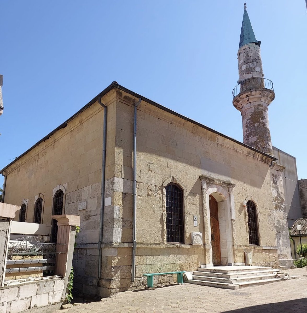 abdullah_eren's tweet photo. 🇹🇷 🇷🇴 Geçmişin Emaneti, Geleceğin Müjdesi: Köstence Hünkâr Camii Yeniden İhya Ediliyor!

Dobruca'nın kalbinde yükselen ve her bir taşıyla ortak geçmişimizin nefesini bugüne taşıyan Köstence Hünkâr Camii, aslına sadık kalınarak yeniden ayağa kaldırılıyor.

1869 yılında inşa edilen, Sultan Abdülaziz Han’ın emaneti olan bu mukaddes yapı, yalnızca bir restorasyon projesi değil; ecdadımızın ruhunu ve manevi mirasını yarınlara taşıyan sarsılmaz bir değerdir.

Bu kadim değeri koruma gayesiyle; TİKA Romanya Koordinatörlüğümüz ile Romanya Müslümanları Müftülüğü arasında atılan imzalarla, camimizin mahzun kalmış her bir köşesi artık aslına uygun bir ihtimamla yeniden hayat bulacak. 

Türkiye ile Romanya arasındaki sarsılmaz bağların en zarif nişanesi olan bu kıymetli eserin, ortak tarihimizi geleceğe taşımasını diliyor; tüm gönül coğrafyamız için hayırlara vesile olmasını temenni ediyorum.