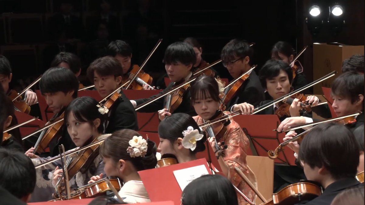 quphil_official's tweet photo. 学位記授与式🌸🎓️✨️
「ニュルンベルクのマイスタージンガー」より第１幕への前奏曲を、祝賀演奏いたしました。
晴れ着に身を包んだ先輩方もご参加くださり、華やかな舞台になりました✨️
九大フィルの先輩方、そして全ての卒業生の皆様、本当におめでとうございます🌸 https://t.co/JTSGzPgDGO