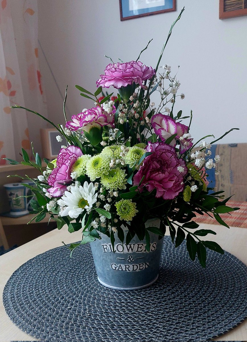 Přišel s kytkou. Prý jen tak - je jaro. A měli jsme 25 výročí svatby. A já zase zapomněla  😄🙈