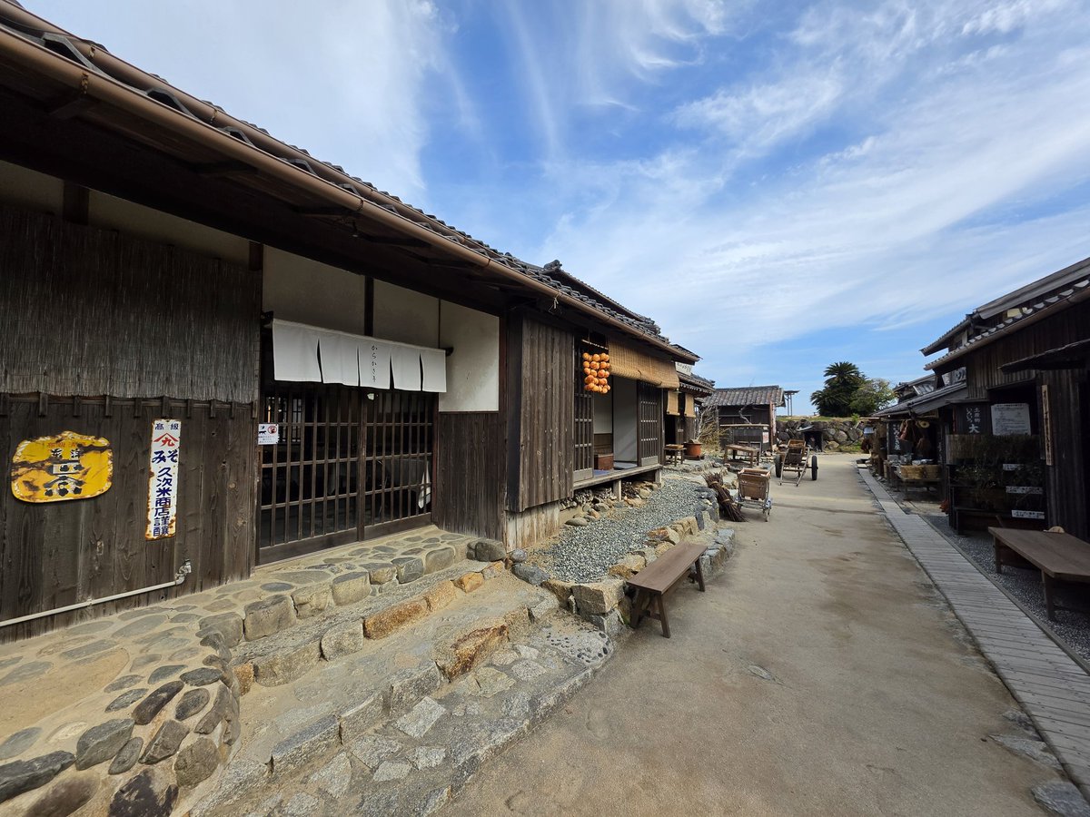 hatecrew283's tweet photo. 空が広い。この時代を生きた覚えは無いけど「懐かしい空気」を感じる。 https://t.co/rXXF6KZrbK
