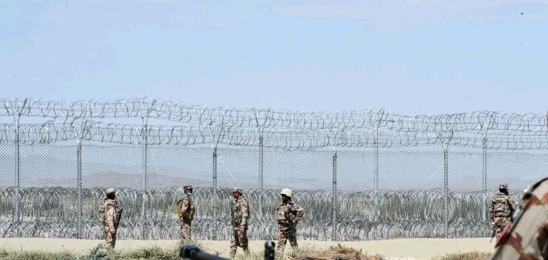 جو دعویٰ کرتے تھے کہ پاکستانی فوج ایک انچ بھی آگے نہیں بڑھی، انہیں حقیقت دیکھ لینی چاہیے، پاکستان کے نقشے میں 32 اسکوائر کلومیٹر علاقہ مزید شامل ہو چکا ہے۔

گڈوانہ انکلیو، ژوب سیکٹر میں افغانستان کا 32 کلومیٹر کا علاقہ جو آپریشن غضبِ الحق کے دوران افواجِ پاکستان کے کنٹرول میں آیا