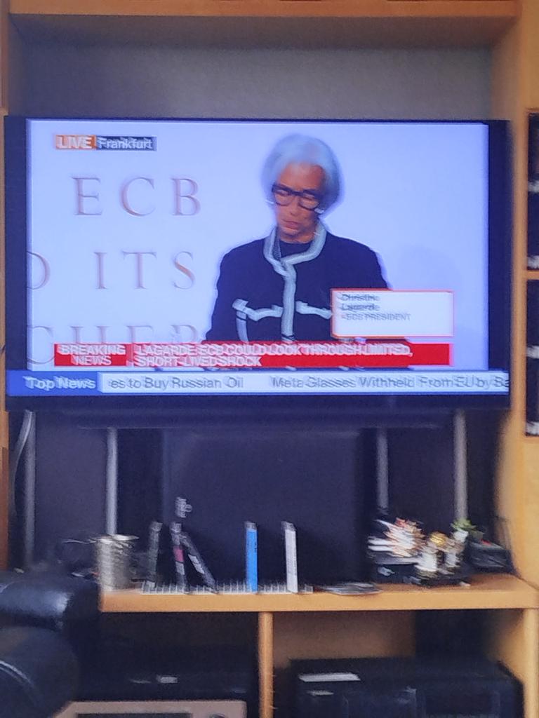 hclcitizen's tweet image. #ECB Lagarde talks about the basics. She is out of her depth and incompetent in this role .