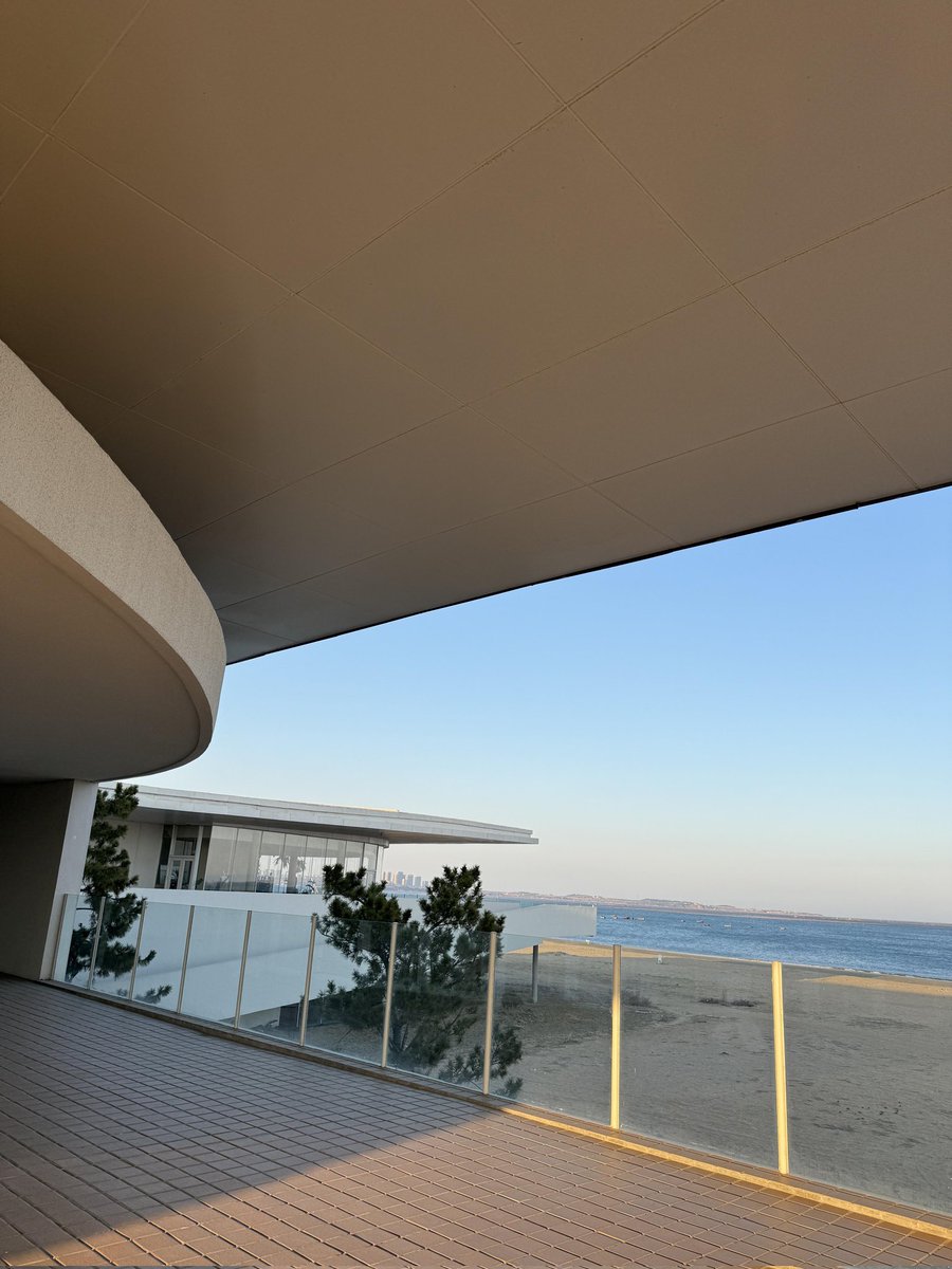 mourong3's tweet photo. 海边总能遇到一些让人眼前一亮的建筑
#威海 #荣成 #建筑 #摄影 https://t.co/fqzKX5lROJ