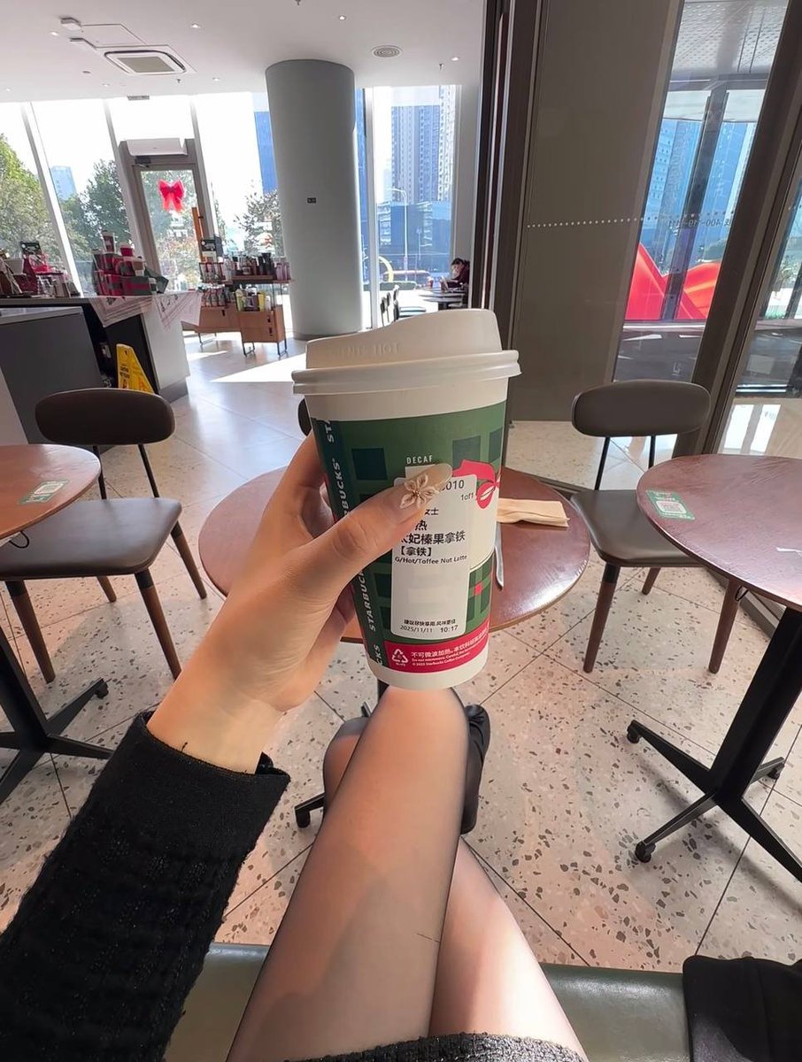 不只是为了咖啡，也是想在这一天里，尝一点刚刚好的甜。慢慢熟一点，慢慢聊深一点，不用太快，也不用太刻意。这种节奏，对成年人来说，反而刚刚好。你们会不会也更喜欢这种，不动声色的靠近。