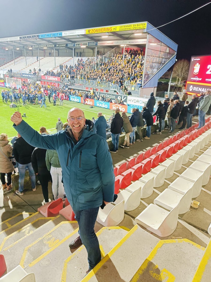 The day after 💙💛

Heerlijk (promotie) avondje achter de rug in het gastvrije Emmen.

Voor de 3e keer live getuige van de promotie van de mooiste kutclub van NL. Het went nooit!!

#cambuur #promotie #eredivisie