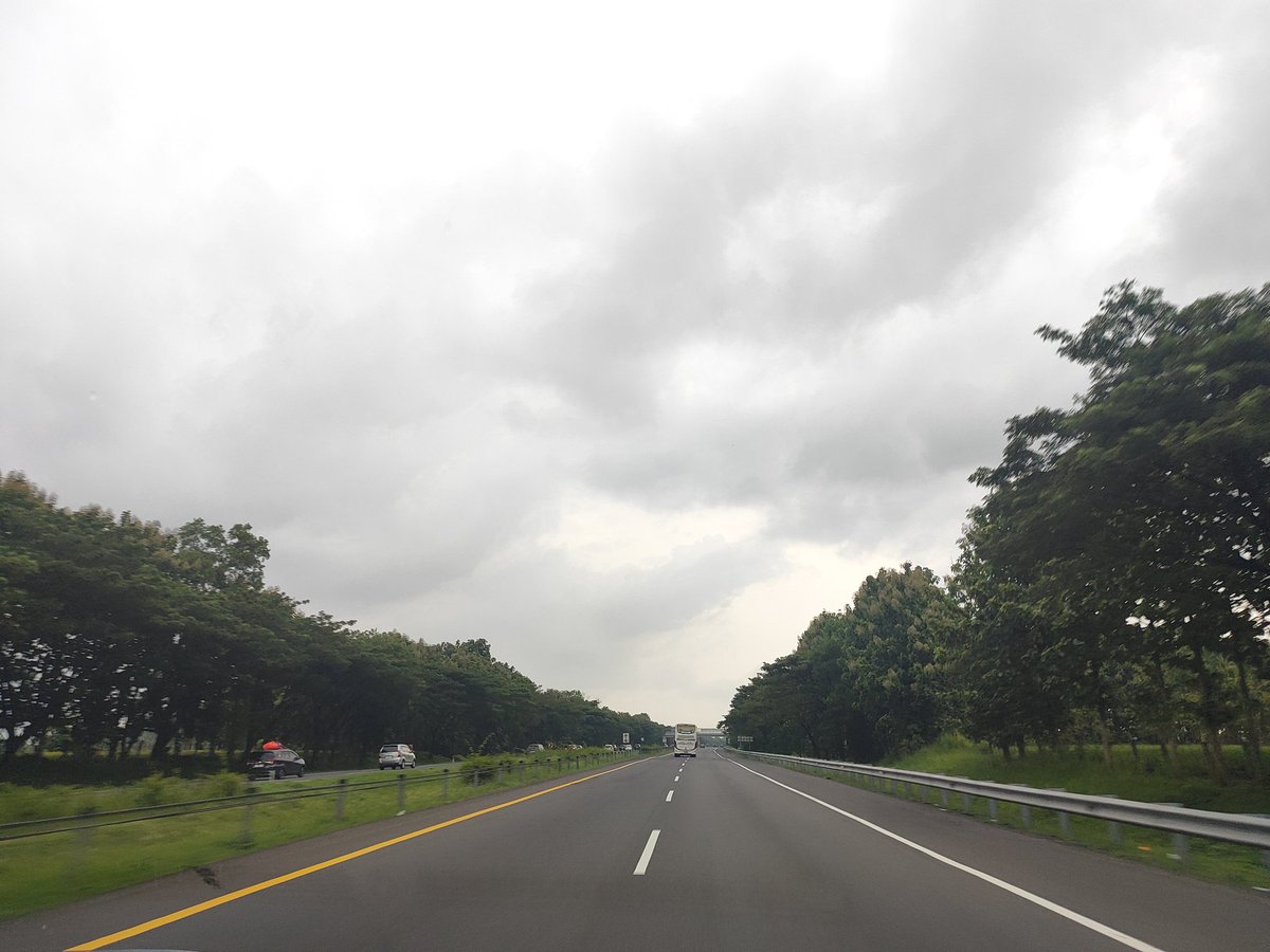 javakoek40's tweet photo. @SonoraFM92 @RadioElshinta @PTJASAMARGA @NTMCLantasPolri #Arusbalik #Tol_Palikanci KM 146 arah Jakarta ramai lancar one way arah Jakarta https://t.co/73650aGu1X