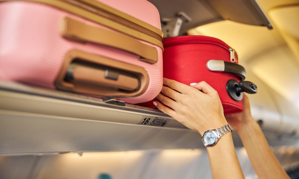 ClubRACC's tweet image. ✈️ ¿Vuelas pronto? ¡Prepara bien tu #equipaje de mano! 🧳

Algunos objetos no se pueden subir y otros, como medicamentos o alimentos, tienen excepciones ℹ️ Así que infórmate antes de #viajar.

➕ Descubre todos los objetos prohibidos aquí 🔗
f.mtr.cool/goxarygqvn