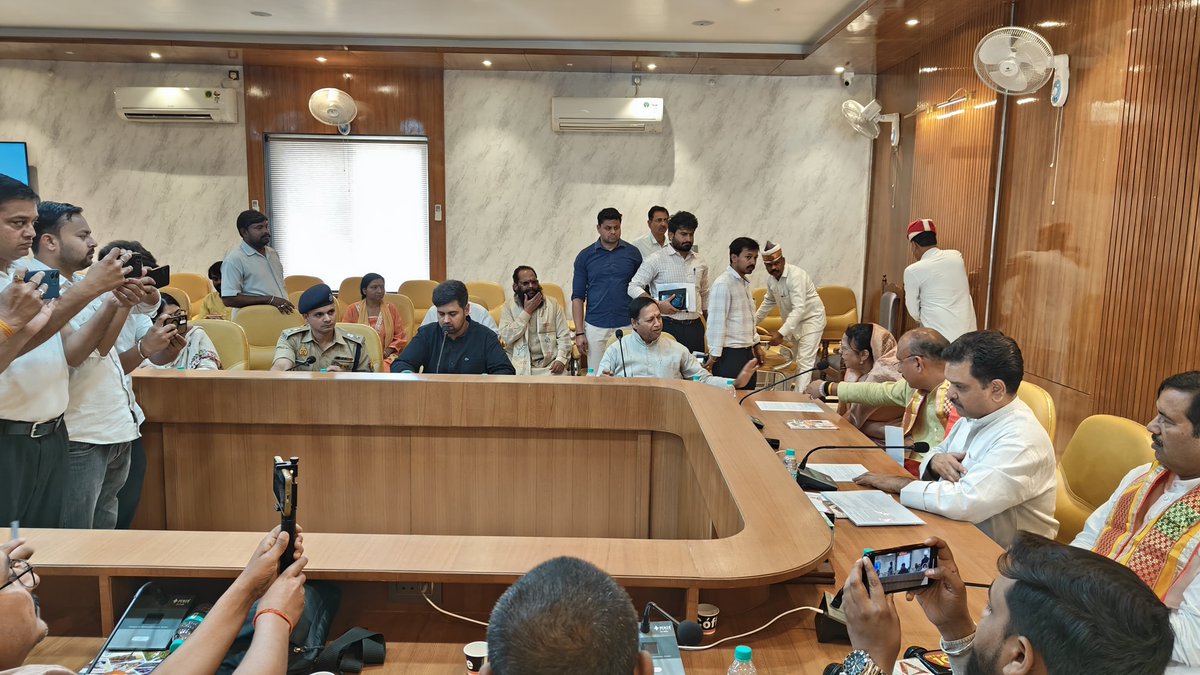 hardoipolice's tweet photo. माननीय राज्यमंत्री(स्वतंत्र प्रभार) समाज कल्याण विभाग उ0प्र0 श्री असीम अरुण जी द्वारा विवेकानन्द में "संकल्प से सिद्धि, सुरक्ष, सुशासन व समृद्धि उ0प्र0 में अभूतपूर्व विकास एवं सतत समृद्धि के 9 वर्ष पूर्ण होने के पर पत्रकारों से वार्ता की। #DMHardoi व #SPhardoi उपस्थित रहे। https://t.co/o0IRsWG1nZ