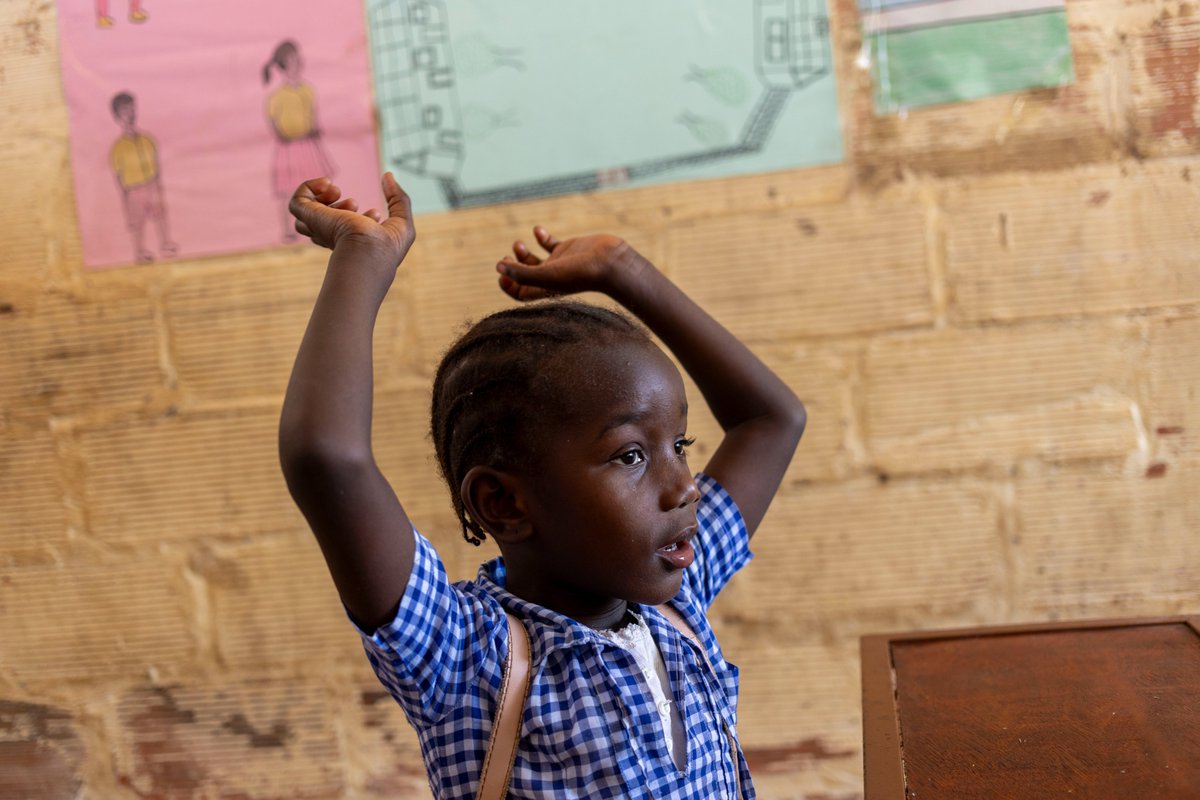 UNICEFGambia's tweet photo. She didn't just show up today. She came ready. Hands raised, mind open, answers waiting.

#ForEveryChild Quality Education https://t.co/BAAIos8tF8
