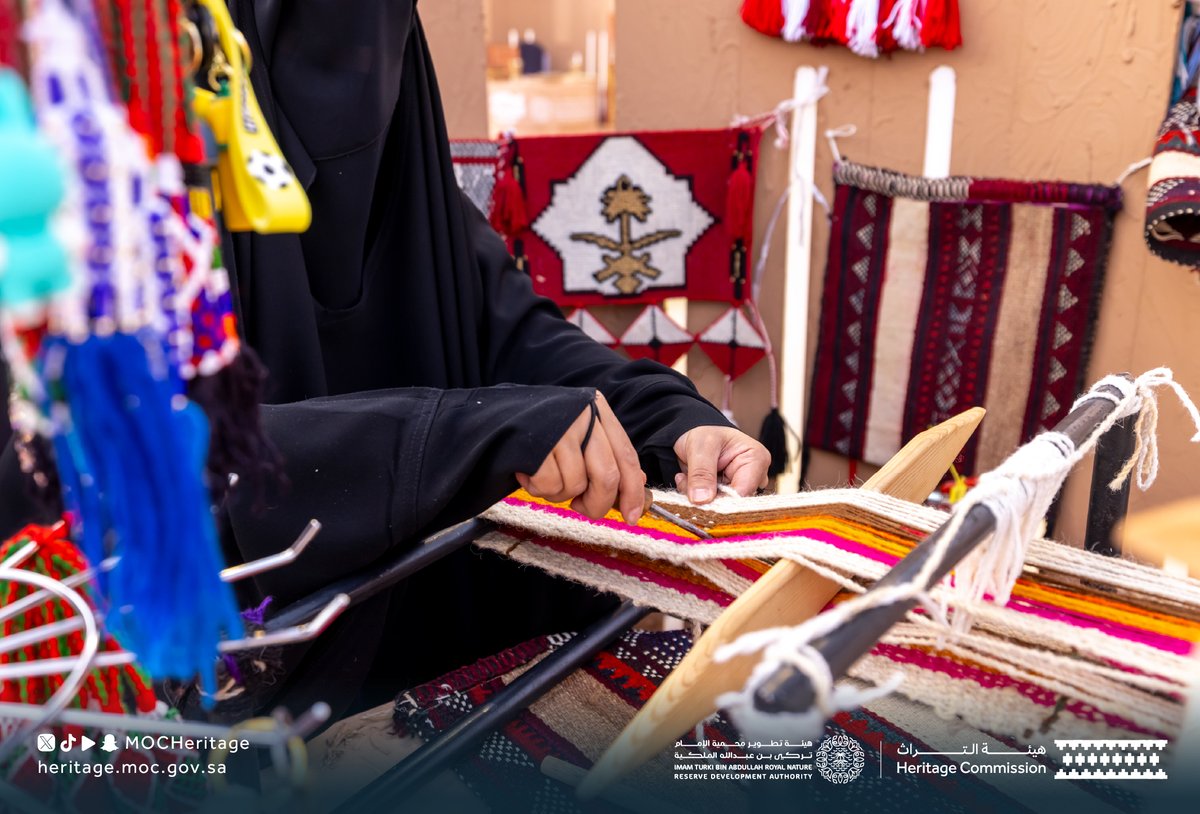 مشهدُ تتناغم فيه القيم التراثية مع أجواء الفرح ✨
من فعاليات #عيد_الفطر_المبارك في قصر الملك عبدالعزيز التاريخي في قبة بمنطقة القصيم، بالتعاون مع <a href="/ITBA_SA/">هيئة تطوير محمية الإمام تركي بن عبدالله الملكية</a> 

#هيئة_التراث