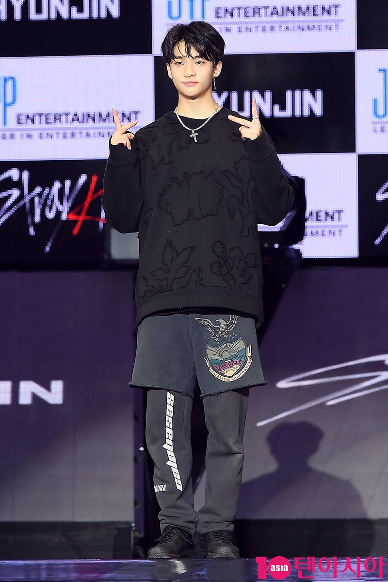 [Exclusive] Stray Kids in March 2018
Throwback Exclusive Photos

It feels like all the beauty in the world is gathered in Hyunjin's face. ✨

#HYUNJIN #StrayKids #스트레이키즈 #kpop #tenasia

Follow for Stray Kids throwback photos! 📸