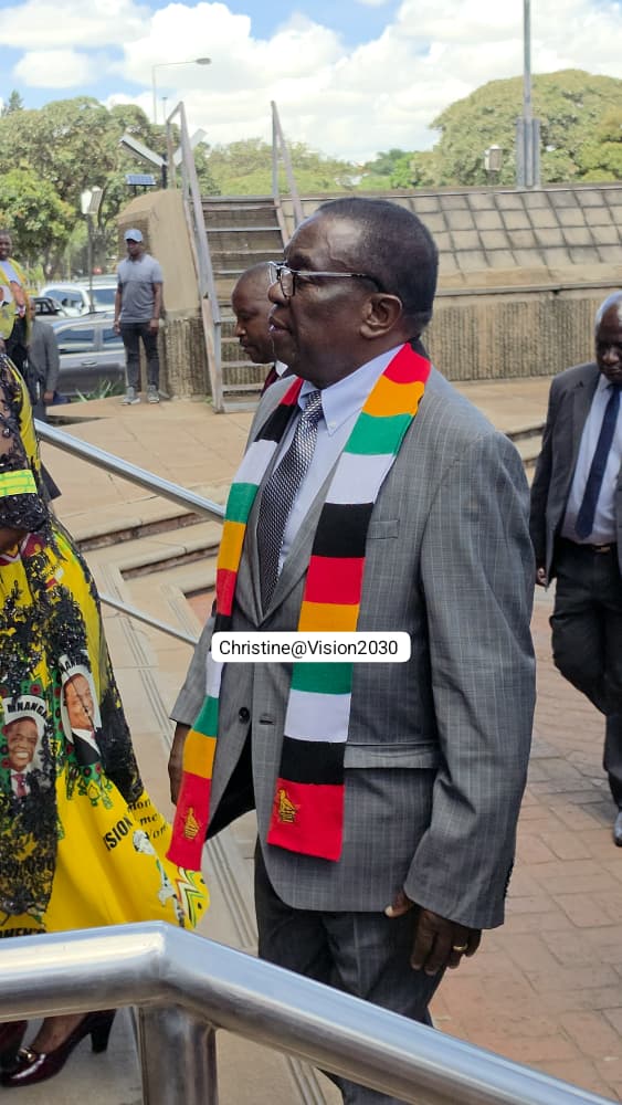 chrissy10charu's tweet photo. THE ZANUPF FIRST SECRETARY PRESIDENT ED MNANGANGWA HAS ARRIVED AT THE ZANUPF HQ WHERE HE WILL PRESIDE OVER THE POLITIBURO MEETING. @ZANUPF_Official https://t.co/tE3uxVt8A5