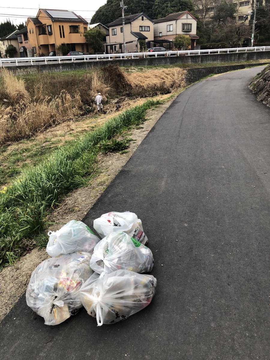 Hj9Bd7ae0z7wCsU's tweet photo. 朝はリバプレ隊の手伝いで瀬田川にそそぐ高橋川の清掃🧹　両側の車道、歩道からのポイ捨てがあり、同じ缶ビール、缶コーヒーが多い😂
昨年亡くなった尊敬するボランティアの大先輩が特に頑張っておられた場所なので、これからも手伝いを続けたい👍
#瀬田川リバプレ隊
#釣り人が居れば水辺は綺麗になる https://t.co/XwSRh9SlND