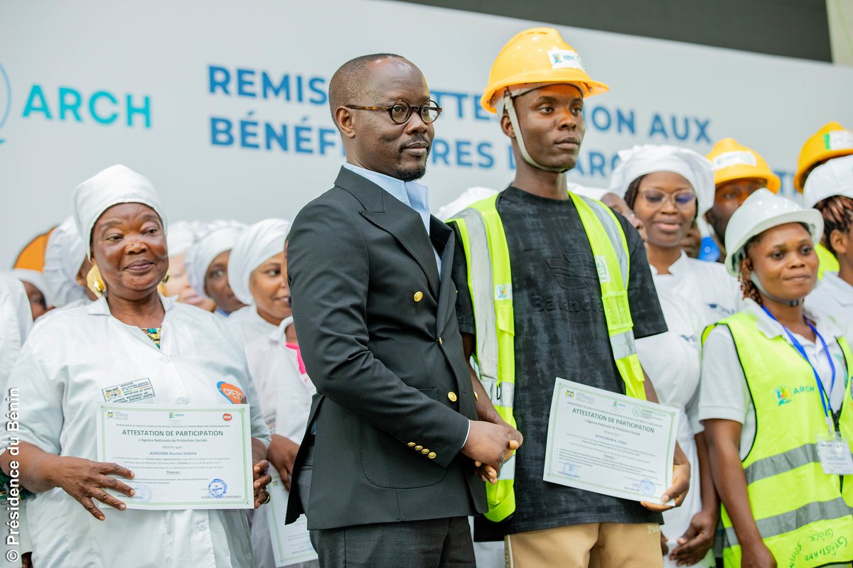 gouvbenin's tweet photo. Le mardi 24 mars 2026, la salle de conférence du Palais de la Gratitude à Abomey-Calavi a servi de cadre à la cérémonie de remise d’attestations aux bénéficiaires de la cohorte 2025 du volet Formation du Projet ARCH, un programme phare du #MASM mis en œuvre à travers ANPS. https://t.co/ngTWupha4I