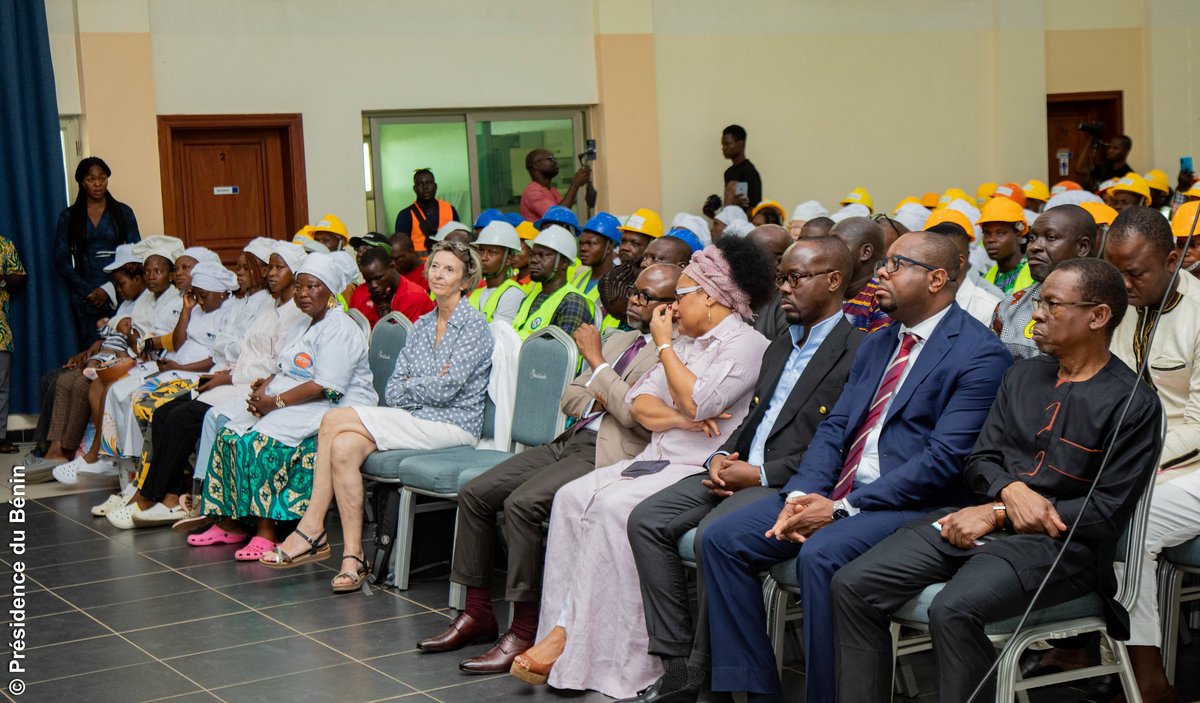 gouvbenin's tweet photo. Le mardi 24 mars 2026, la salle de conférence du Palais de la Gratitude à Abomey-Calavi a servi de cadre à la cérémonie de remise d’attestations aux bénéficiaires de la cohorte 2025 du volet Formation du Projet ARCH, un programme phare du #MASM mis en œuvre à travers ANPS. https://t.co/ngTWupha4I