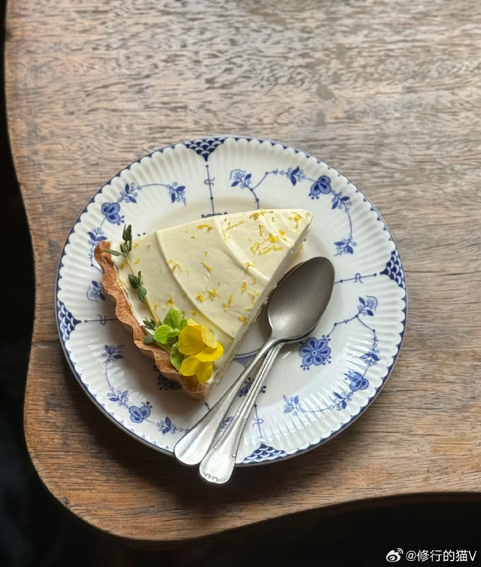 dohamhn's tweet image. Baked my first sourdough loaf today! Crusty outside, chewy inside—pure joy in every bite.  #HomeBaking #BreadLove #SourdoughMagic