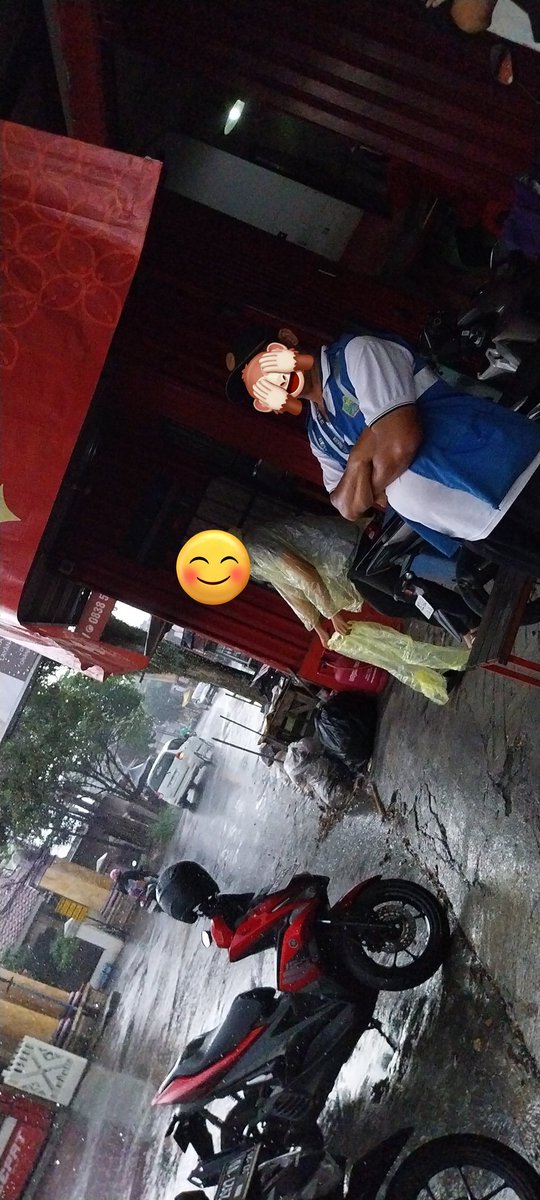 Jukir di preksu sigura² pake rompi dengan logo pemkot Mlg. Tp saat pelanggan dtg cari parkir sendiri, dan saat mau meninggalkan lokasi di buntuti untuk menagih `uang parkir`. Hebatnya lagi, jukir tidak mampu memberikan karcis resmi baru.
<a href="/infomalang/">Info Malang</a>, bg <a href="/yusufgunawan/">Yusuf Gunawan</a> (Cont..)