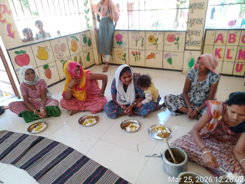 આજ રોજ દાહોદ ઘટક 1 ના મુખ્ય સેવિકા બેન દ્વારા જેકોટ સેજા માં રોઝમ ૪ આં. કેન્દ્ર ની મુલાકાત લેવામાં આવી. કાર્યકર બેન દ્વારા બાળકોને સવારનો નાસ્તો,પુર્વ પ્રાથમિક શિક્ષણ, બપોર નું મેનુ મુજબ ભોજન અને પોષણ સુધા યોજના અંતર્ગત સગર્ભાધાત્રી માતાઓને બપોરનું મેનુ મુજબ ભોજન આપવામાં આવ્યું