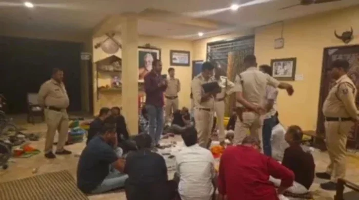 DeshbandhuMp's tweet image. इंदौर: IAS के फार्म हाउस पर चल रहे अड्डे में 'खाकी' भी शामिल, 4 और पुलिसकर्मी की लाइन अटैच, अब तक 7 पर गिरी गाज
deshbandhump.com/post/indore-kh…
#IndoreNews #Manpur #GamblingRacket #MPPolice #IASVandanaVaidya #Corruption #CrimeUpdate #BreakingNewsIndore #IndorePolice @MPPoliceDeptt