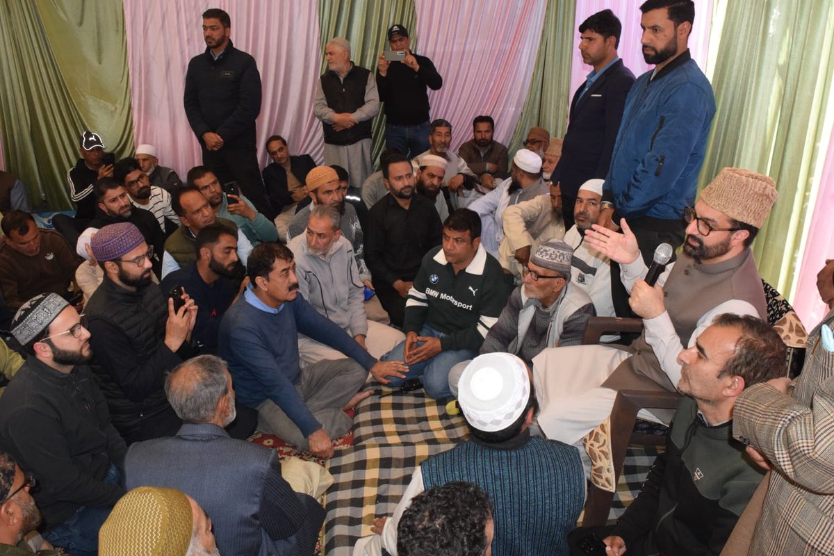 GulistanNewsTV's tweet image. Mirwaiz Umar Farooq visited Sopore to condole the demise of veteran leader Ghulam Nabi Zaki, praising his dedication and lifelong commitment. He met the bereaved family and prayed for the departed soul.

#Sopore #MirwaizUmarFarooq #Condolences #JammuAndKashmir