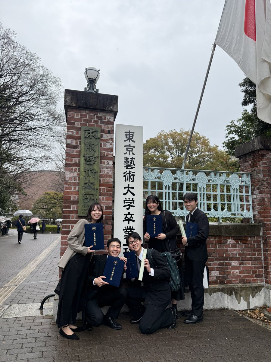 urpq9's tweet photo. 藝大を卒業しました！🎓🌸
学部から合わせて8年間、温かく見守ってくださった先生方や友人、そして両親には感謝の気持ちでいっぱいです。これからもより一層精進します！ https://t.co/Jf2CoCUNVd